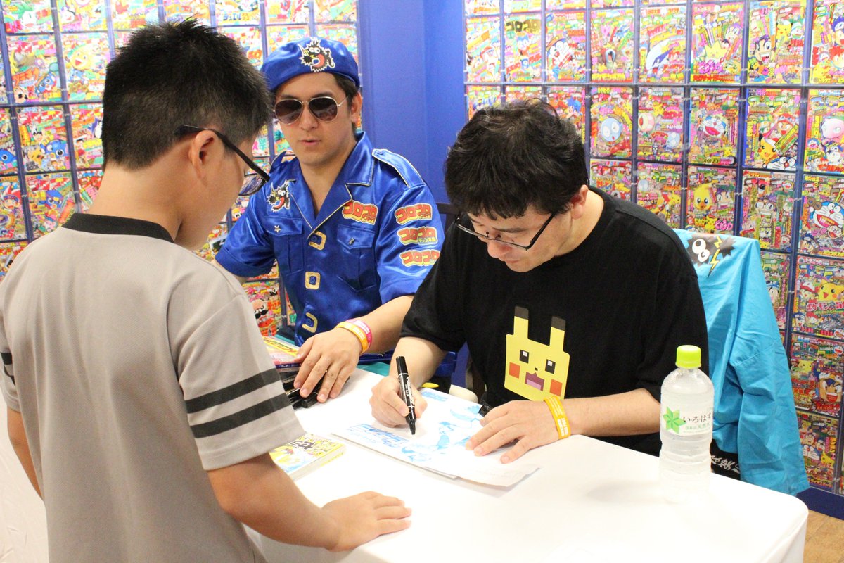 ラグーナテンボス ついにコロツアーdx In ラグナシアがオープン 今日はオープンスペシャルイベントとして 劇場版ポケットモンスター みんなの物語 外伝 の河本けもん先生のサイン会が行われたぞ コロコロ コロツアー18 ラグーナテンボス