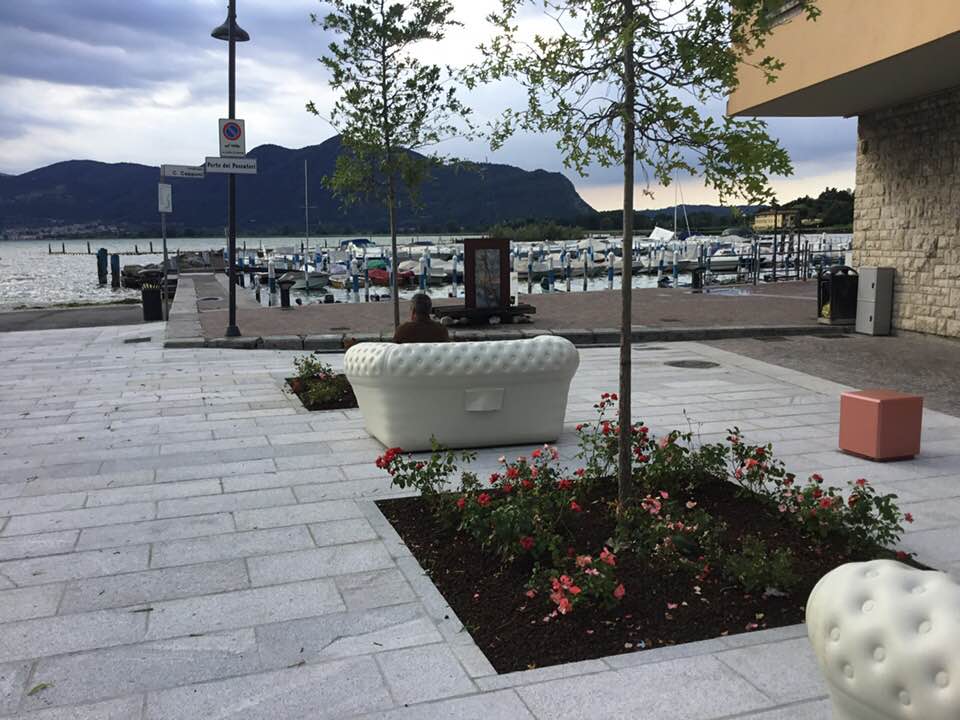 LuckyLikeLake's tweet photo. #LuckyLikeLake ecco le nuove panchine della rinnovata piazza di #Clusane sul lago d' #Iseo , saranno sicuramente comode!  #Iseolake #LakeIseo #architecture #urban #design  #cities #travel  #art  #urbandesign https://t.co/gdCZrB3iIY