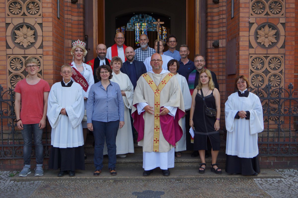 Gestern feierten wir einen ökumenischen #Eröffnungsgottesdienst zum 26. Lesbisch-schwulen Stadtfest Berlin 2018. 180 Besucher*innen waren dabei. Vielen Dank allen Geberinnen und Gebern: Die Kollekte erbrachte 502,56 Euro!
#StadtfestBerlin #Stadtfest #Rogatekloster #PrideMonth2018