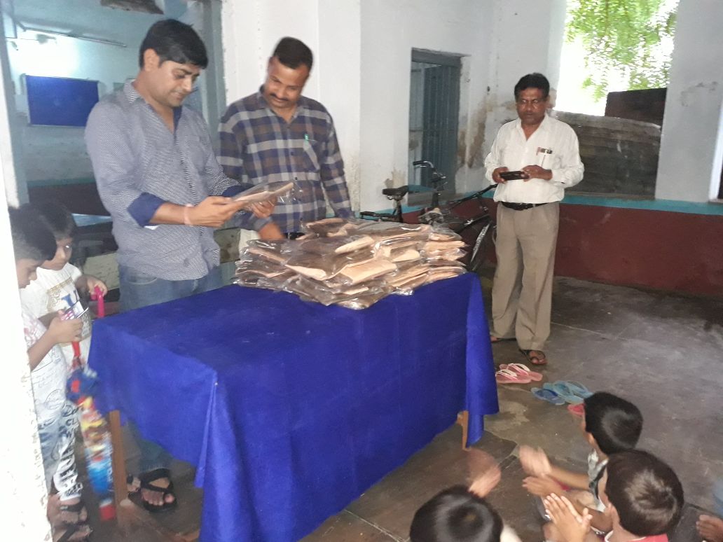 NARAYANSCHOOL's tweet photo. कनिका फायनेंस बिजयनगर द्वारा नारायण स्कूल के  46 विद्यार्थियों को गणवेश वितरित।भामाशाह का विद्यालय परिवार की ओर से हार्दिक आभार। https://t.co/3yjqW5tbJU