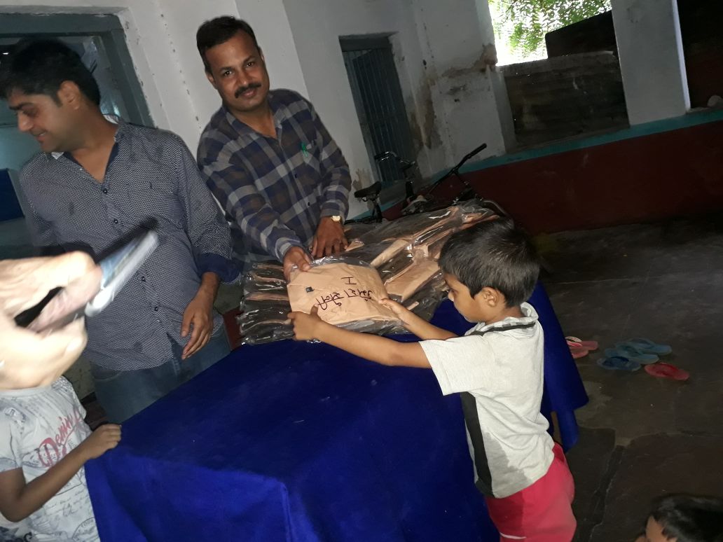 NARAYANSCHOOL's tweet photo. कनिका फायनेंस बिजयनगर द्वारा नारायण स्कूल के  46 विद्यार्थियों को गणवेश वितरित।भामाशाह का विद्यालय परिवार की ओर से हार्दिक आभार। https://t.co/3yjqW5tbJU