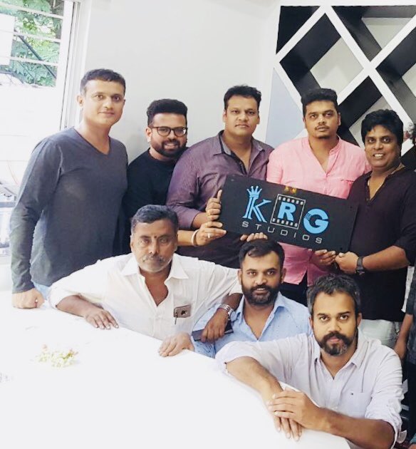 SanthoshAnand15's tweet photo. ದಾದಾ Roars!! ನಾಗರಹಾವು Re Release ಸೂಪರ್ ಹಿಟ್...ಈ ಸಿನಿಮಾ ನ Distribute ಮಾಡಿದ KRG ಸ್ಟುಡಿಯೊಸ್ ಗೆ ಒಂದು ವರ್ಷದ ಸಂಭ್ರಮ..What a film to complete One Year..ತನ್ನ IT ಕೆಲಸವನ್ನ ಬಿಟ್ಟು ಸಿನಿಮಾ Passion ನಿಂದಾ��ಿ ಶುರು ಮಾಡಿದ ಸಂಸ್ಥೆ ಇಂದು ಯಶಸ್ವಿ ಒಂದು ವರ್ಷ ಪೂರೈಸಿದೆ👏 @Karthik1423 https://t.co/RNg0pzM8iJ