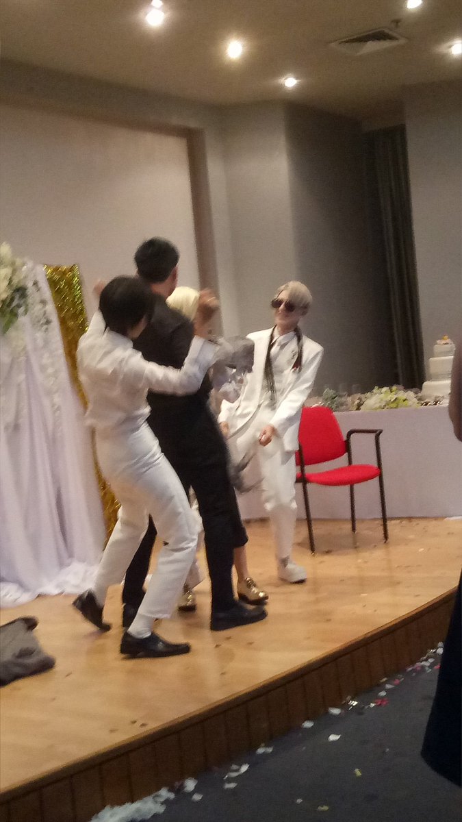 OTPconID's tweet photo. Did you just miss this? Victor (Bakasoseji Cosplay) Yuri (APHIN), yurio, (Nekonoi Katsu) otabek dance battle! With beautiful (and very strong) Lola Zieta in the mix things got heated very quickly! We're very close to the end of our Yuri On Ice Wedding on Jakarta Design Centre! https://t.co/wXZ1Bk1qLQ