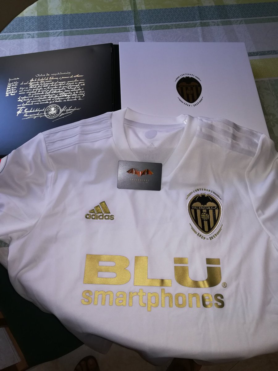 Rugogar8's tweet photo. Ara sí que ja estic preparat per  al centenari! Ja en son 21 anys a Mestalla i per molts més!! Amunt! @valenciacf @valenciacf_vale https://t.co/PTNHAqFGop
