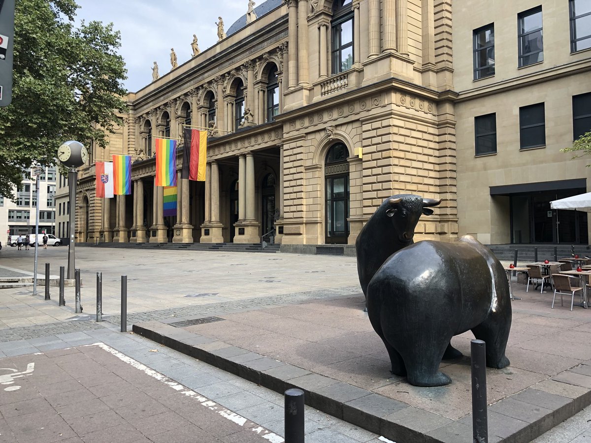 StarksKatherine's tweet photo. How great to see a traditional organisation like the @DeutscheBoerse enbrace diversity and inclusion for #CSDFrankfurt #pride https://t.co/MVbYevG4GS