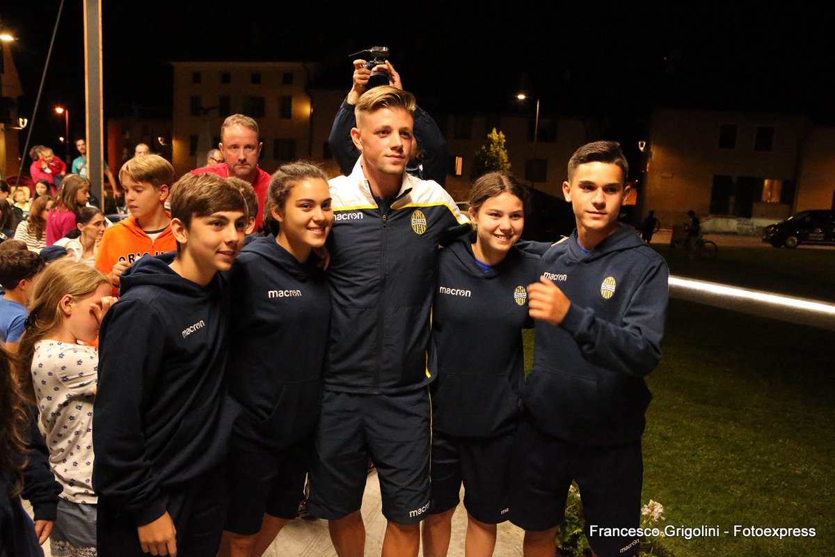 HellasVeronaFC's tweet photo. #Primiero2018: una serata gialloblù al #Cinebrolo di #Mezzano / VIDEO
Leggi qui ➡️ https://t.co/6zAaNHgruK
#DaiVerona https://t.co/QOfqGZmmHh