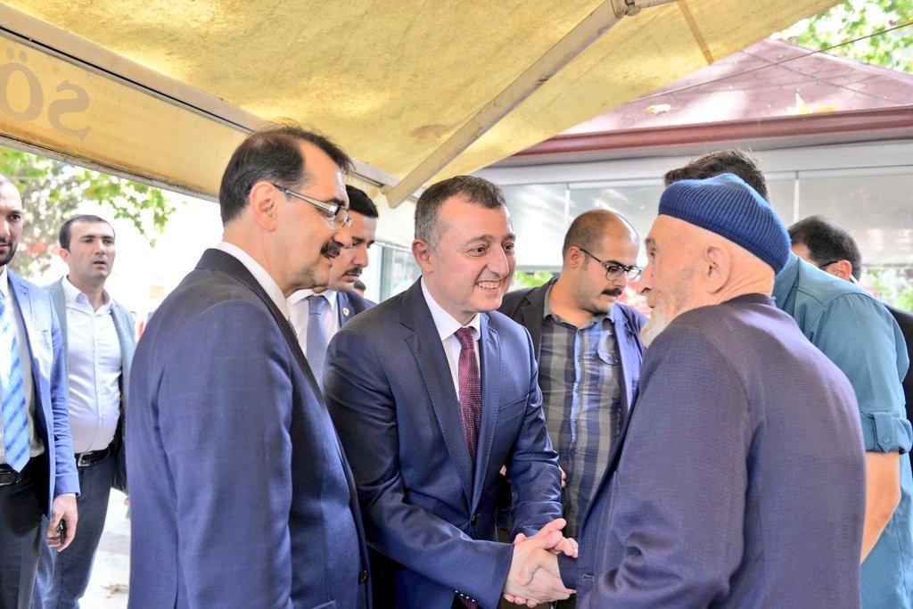 bilecikvaliligi's tweet photo. Sayın Enerji ve Tabii Kaynaklar Bakanımız @fatih_donmez ile Sayın Valimiz @tahirbuyukakin ve beraberlerindeki heyet Söğüt, Gölpazarı ve Osmaneli'de Bileciklilerle buluşarak, sohbet ettiler. https://t.co/NPngUSOKIp
