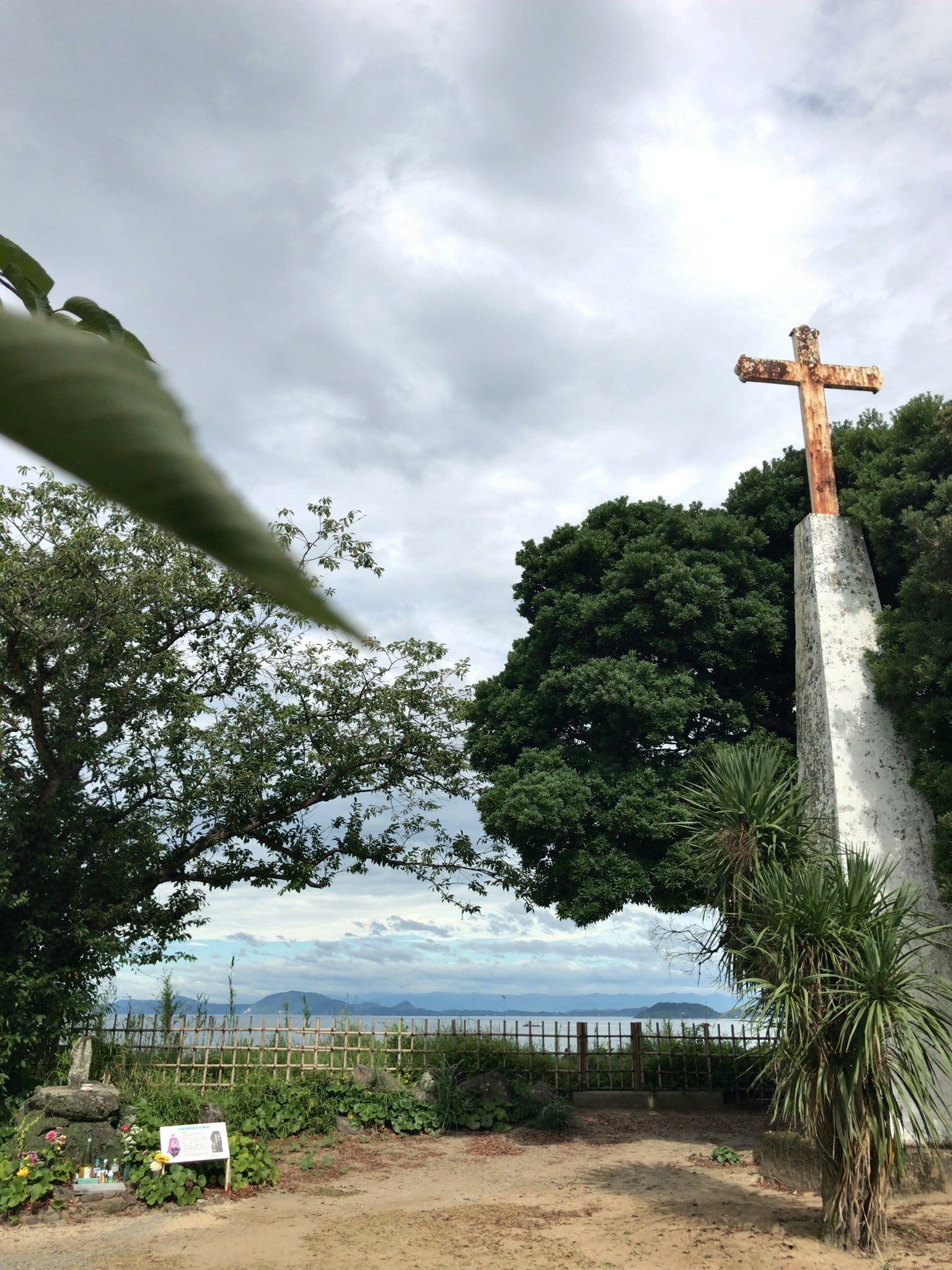 ゆういち 潜伏キリシタン関連遺産 として世界遺産になった 南島原市にある原城跡 島原の乱のあとすぐに破壊されたこともあり ほとんど跡形は残っていないものの 天草四郎の碑や十字架が 原城跡から見える有明海と雲仙の山々はいい ゆういち 潜伏キリシタン関連遺産 として世界遺産になった 南島原市にある原城跡 島原の乱のあとすぐに破壊されたこともあり ほとんど跡形は残っていないものの 天草四郎の碑や十字架が 原城跡から見える有明海と雲仙の山々はいい