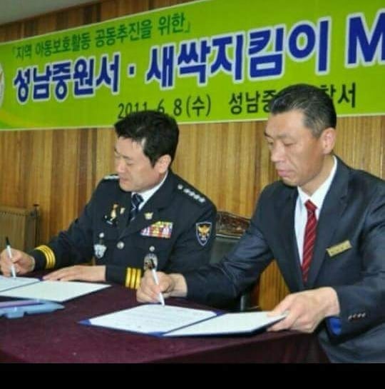 Jaemyung_Lee's tweet photo. 이재명이 자원봉사단체 활동현장 격려하고 사진 찍은 것 문제 삼으면서도, 경찰서장이 이 단체와 MOU를 맺고 활동을 격려한 사실, 
김상곤 당시 경기교육감이 이들의 활동을 칭찬하며 강원도 묵호까지 가 이들 행사에 참석해 격려한 사실은 오늘밤 sbs '그것이 알고싶다' 에서 다루는지 지켜봅시다. https://t.co/pVM1fyF4sK