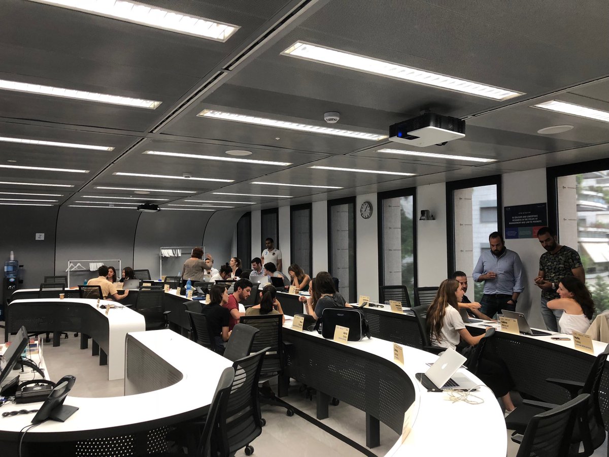 EloiNoya's tweet photo. Preparando presentaciones de alto impacto en el #ExecutiveMasterinDigitalBusiness de @esade. Gran sesión de proyectos con Katharine D’Amico @canada013! @ESADEexed #ESADEeemm #ESADEemdb https://t.co/iFZEIXTyX7