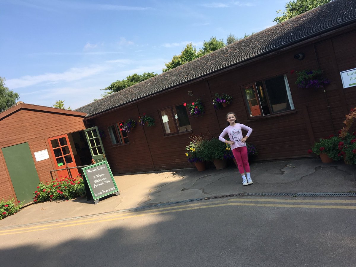 Morning delivery done <a href="/barnsdalegarden/">Barnsdale Gardens</a> #littlehelpers #teamwork @RutlandCakeCo