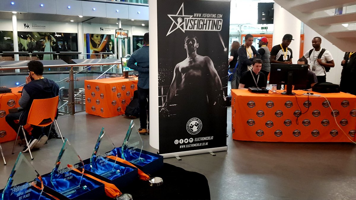EsportsGearUK's tweet photo. Some insane warm-up matches yesterday during setup, y'all are insane! 🔥

Today is THE DAY. The best players in the world compete in @Capcom_UK Pro Tour, @TEKKEN World Tour &amp; more 👊😎

Come say YO at our @ZOWIEConsole stand &amp; check out @electronicdojo for event updates #VSF2018 https://t.co/9HBeqo7i5m