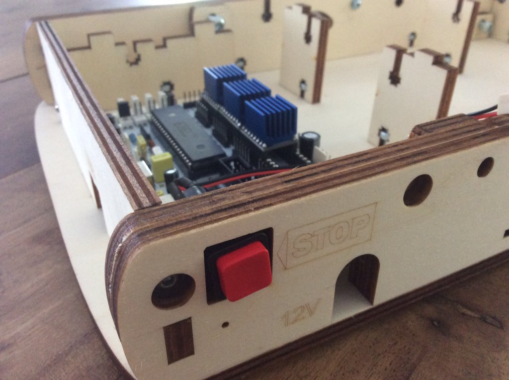 Imprimantes3D's tweet image. [Live Tweet MiniCut2d+] Le socle

On attaque le socle de la machine 
Plus on avance dans l&apos;assemblage de la machine plus on prend de l&apos;assurance : les systèmes de fixations sont les mêmes sur l&apos;ensemble de la #minicut2d

#maker #cncfab @elcp72 @MiniCut2d