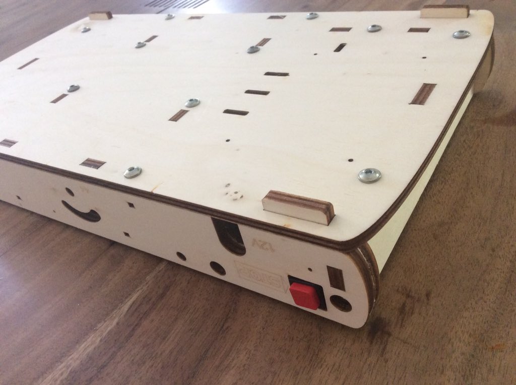 Imprimantes3D's tweet image. [Live Tweet MiniCut2d+] Le socle

On attaque le socle de la machine 
Plus on avance dans l&apos;assemblage de la machine plus on prend de l&apos;assurance : les systèmes de fixations sont les mêmes sur l&apos;ensemble de la #minicut2d

#maker #cncfab @elcp72 @MiniCut2d