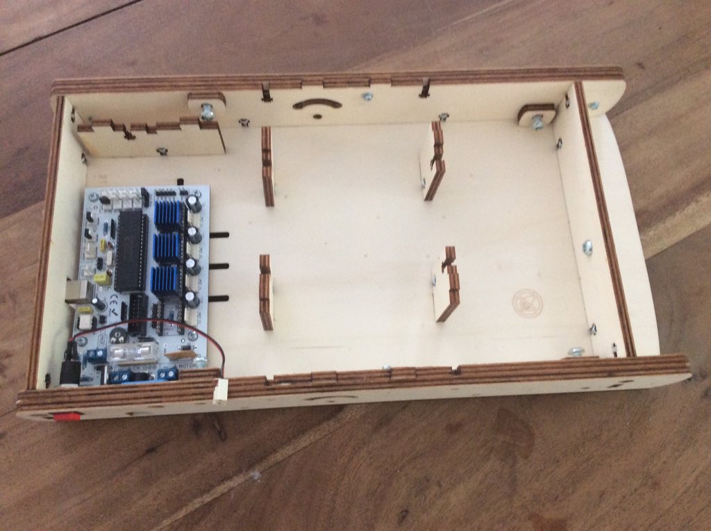Imprimantes3D's tweet image. [Live Tweet MiniCut2d+] Le socle

On attaque le socle de la machine 
Plus on avance dans l&apos;assemblage de la machine plus on prend de l&apos;assurance : les systèmes de fixations sont les mêmes sur l&apos;ensemble de la #minicut2d

#maker #cncfab @elcp72 @MiniCut2d