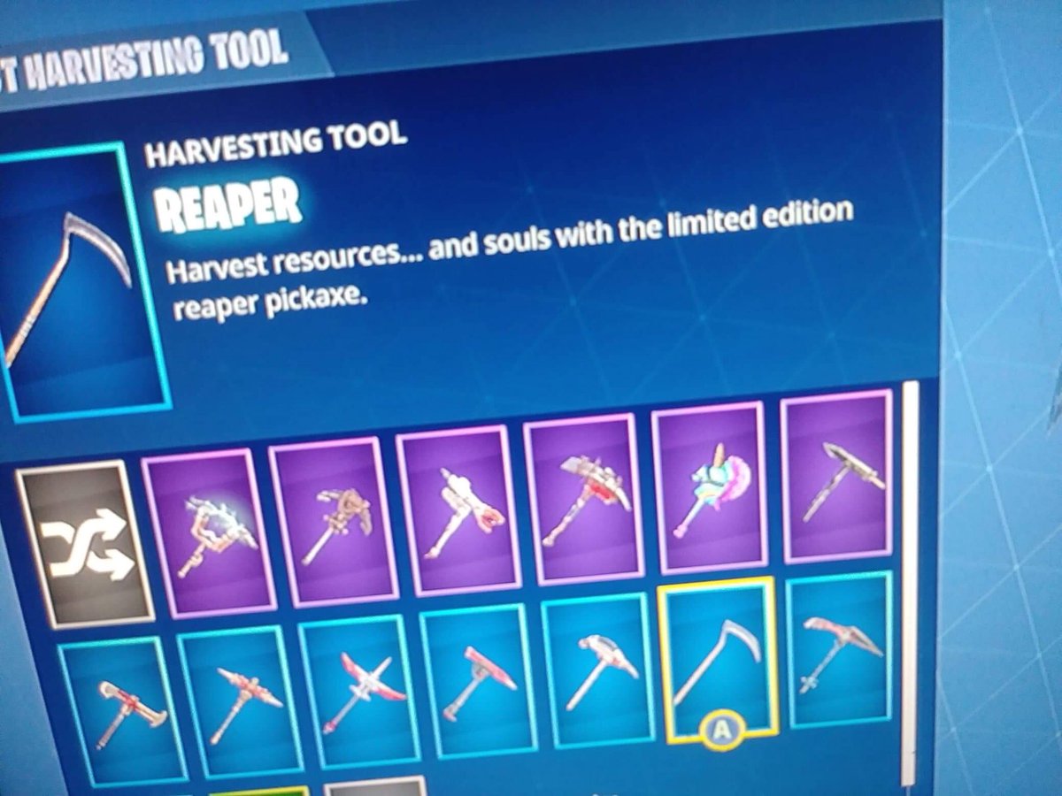 JackWillams20's tweet photo. Selling fornite accout with skull trooper and renegade raider and more dm if interested #fortniteaccountsforsale https://t.co/MEJiIRxZWH