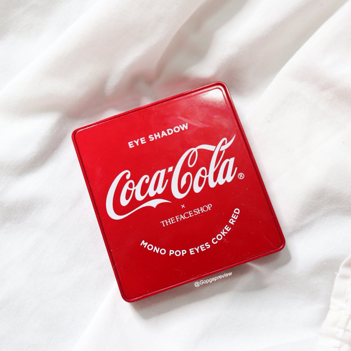 Gopgapreview's tweet photo. ลองเล่นพาเลทอายแชโดว์ของ THEFACESHOP x Coca’Cola กรี๊ดมาก สีแบบสวย เป็นโทนที่ใช้ได้จริง แดงๆ น้ำตาลๆ แล้วสีคือชัดมาก มีทั้งเนื้อแมตท์ กลิตเตอร์ ชิมเมอร์ ครบ ก๊อบชอบ6สีล่างมาก  ตอนนี้มีวางขายแล้ว ราคาไทยอยู่ที่ 779บาท https://t.co/7xxMs5l5PV