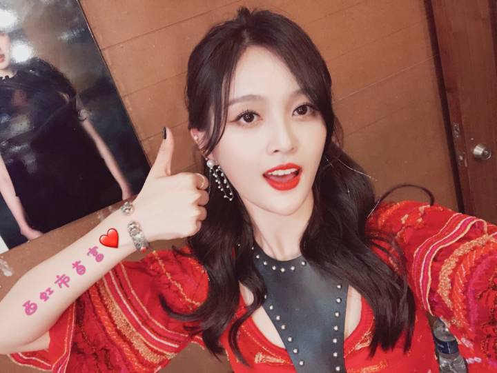 _cessaengnim's tweet photo. Somebody stop her from wearing red bcs it shortens my life span, thanks. 

#Produce101 #Produce101China #创造101 #创造101China #火箭少女101 #RocketGirls101 #RocketGirls #WuXuanyi https://t.co/ebEjfULsWr