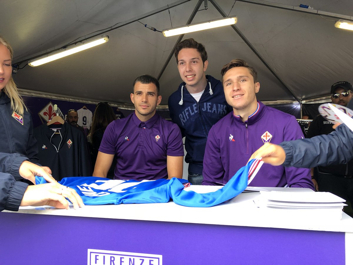 acffiorentina's tweet photo. #ViolaVillage invaso per la sessione di autografi con Valentin #Eysseric e @federicochiesa 
#NoiSiamoFirenze #InsiemeSiamoPiùForti https://t.co/mJkff5MiMK