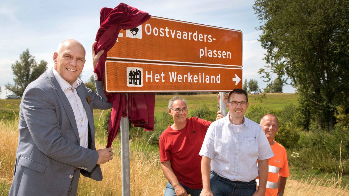 OmroepFlevoland's tweet photo. In de gemeente Lelystad zijn borden met daarop de toeristische bestemmingen in de stad onthuld.  https://t.co/Zjk8rD9KJI https://t.co/KtIdqUYr4s