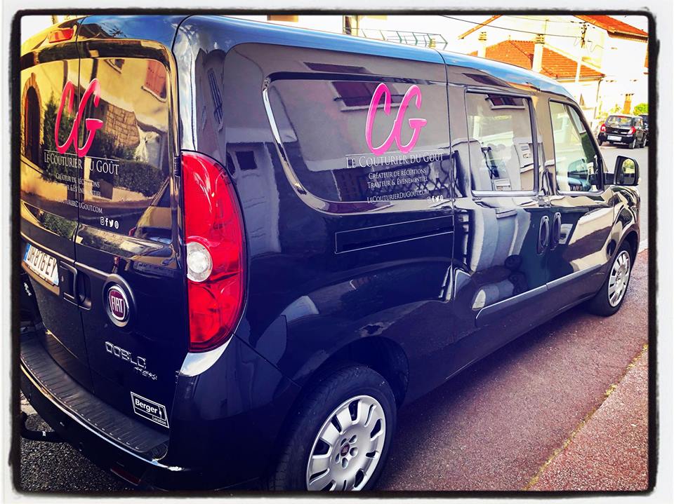 la_cochonnaille's tweet photo. Où quand l’expression « beau comme un camion » prend tout son sens !
À présent, nous ne pourrons plus passer inaperçus sur les routes de la #NouvelleAquitaine !
Un grand merci à l’entreprise #Malinvaud pour la customisation !
#inthedeathcarwerealive #Samestmonami #traiteurvolant https://t.co/HfQMHxpkTk