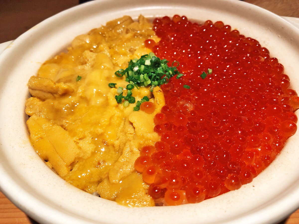 muni_gurume's tweet photo. 【魚輝】
@六本木

土鍋に入った「うにいくら御飯」を食べられるお店。
土鍋いっぱいにイクラとウニの海が広がる色鮮やかな光景は圧巻❗
プチプチ食感のイクラ、とろけるように濃厚なウニ、土鍋で炊いたご飯が奏でるハーモニーはまさに究極🎶
1合単位の注文になるのでボリューム満点で堪能できます✨ https://t.co/2OQsynSyBz