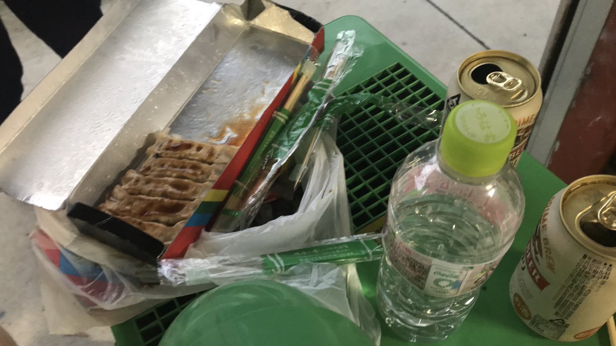 syuichir's tweet photo. クーラント交換しながら、デブ活
ビール＆餃子、最高かよ！
ノーベル平和賞もんだぞ！
#HCars https://t.co/PMrHDLvpWp