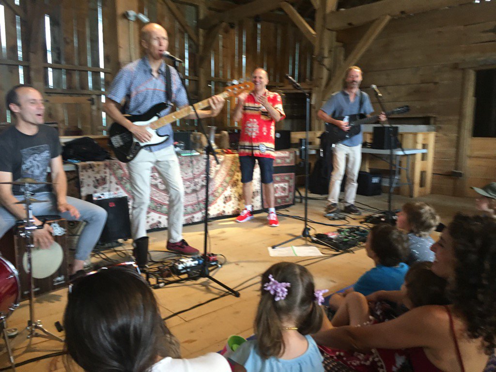 AmandaMartinezM's tweet photo. Morning music fun after a 1.5 car ride to @EloraFestival #fiddlefire @sultansofstring #musicinabarn #roadTrip https://t.co/R4QT88y8IT