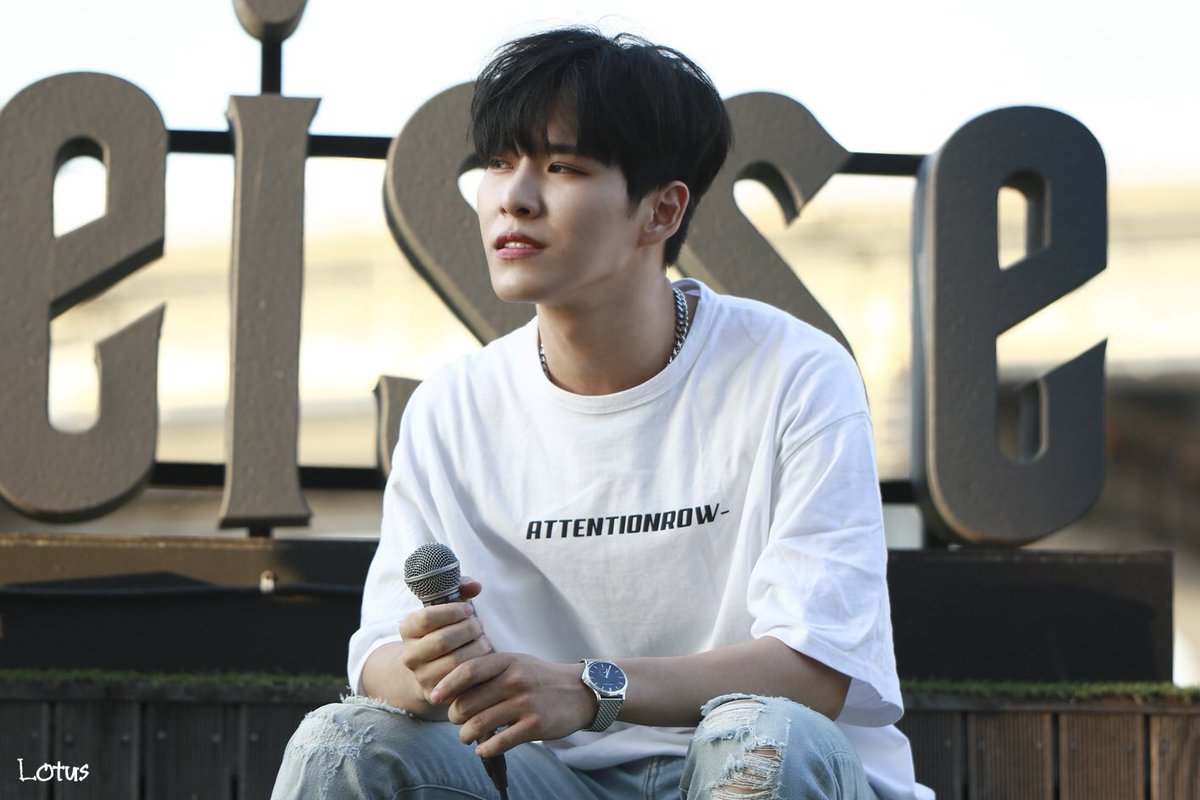 Doha_Lotus's tweet photo. 180721 밀리언프리마켓 #박도하 #도하 - 잘생겨서 눙무리가 난다..8ㅅ8 https://t.co/MPVQ5bHN6a
