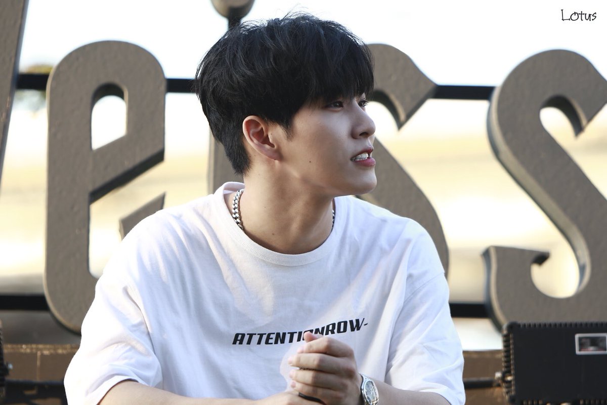 Doha_Lotus's tweet photo. 180721 밀리언프리마켓 #박도하 #도하 - 버스킹 마지막 날 리허설 중 https://t.co/3CMhKzReeP
