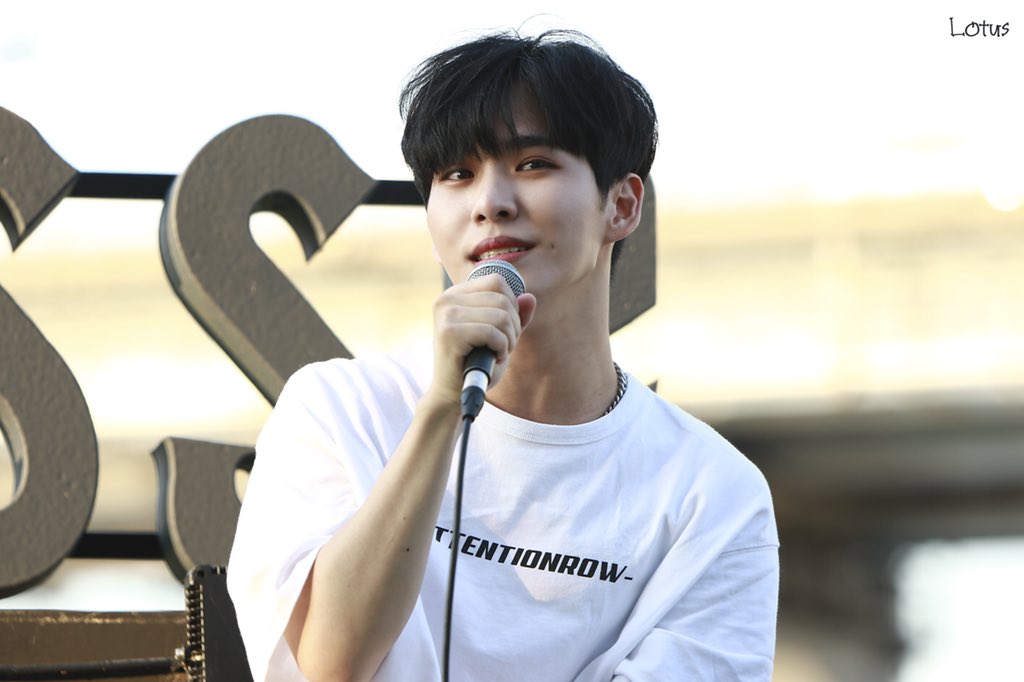 Doha_Lotus's tweet photo. 180721 밀리언프리마켓 #박도하 #도하 - 오늘도 귀호강 했다🎵 https://t.co/0LHpsYUv1t
