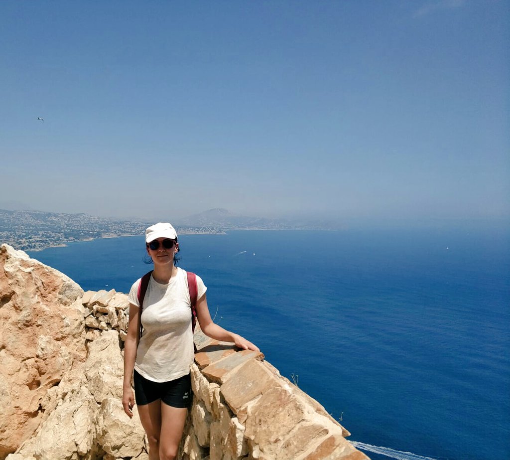 auroramarab's tweet image. It's not the picture with the cleanest clothes, but I had to bite the sand to get there, and I did it! 
Climb to the peña de Ifach #spectacularviews 
#sweathadareward 
@MyPeakChallenge 
@SamHeughan 
@ESSpeakPeakers