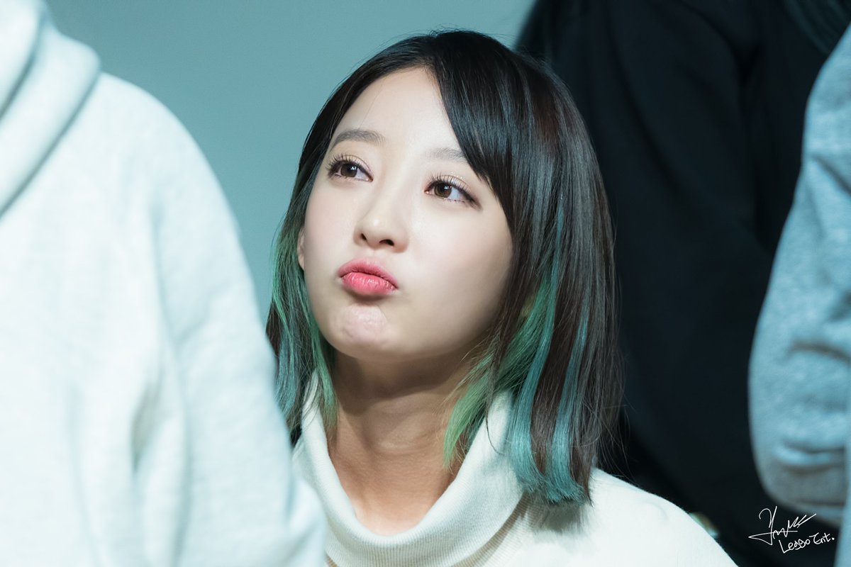 babyhyelin's tweet photo. Blessing you with Hyelin's forehead https://t.co/TG33fh9TjI