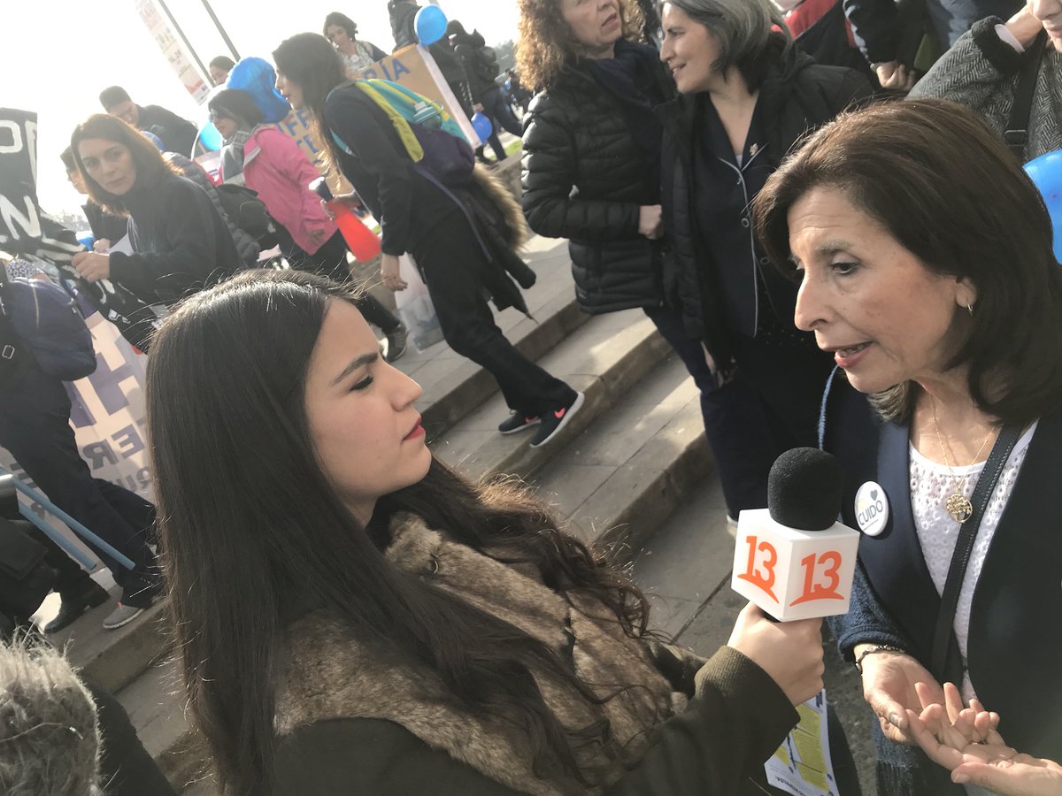 colegioenfermer's tweet photo. Mas de tres mil enfermeras y enfermeros iniciaron la marcha desde Plaza Baquedano exigiendo el cumplimiento de la ley!! https://t.co/H2Jn2KAVSD