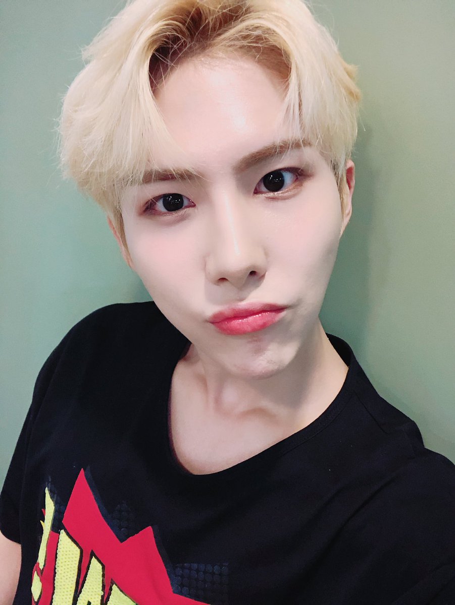 official_ACE7's tweet photo. [#와우_우와일기] 
🤖초이스와 함께한 이번 여름의 향은 열정의 향이다. 신기하게 계절마다 초이스가 주는 에너지와 향기가 다 다른 것 같다. 
이번 여름의 초이스는 해와 너무 닮았다. 
핫하고 빛나서🌞
눈 아프기 전에 선글라스를 빨리 구��해야 할 것 같다.😎
#TAKE_ME_HIGHER #ACE #에이스 https://t.co/va9t7oZOey