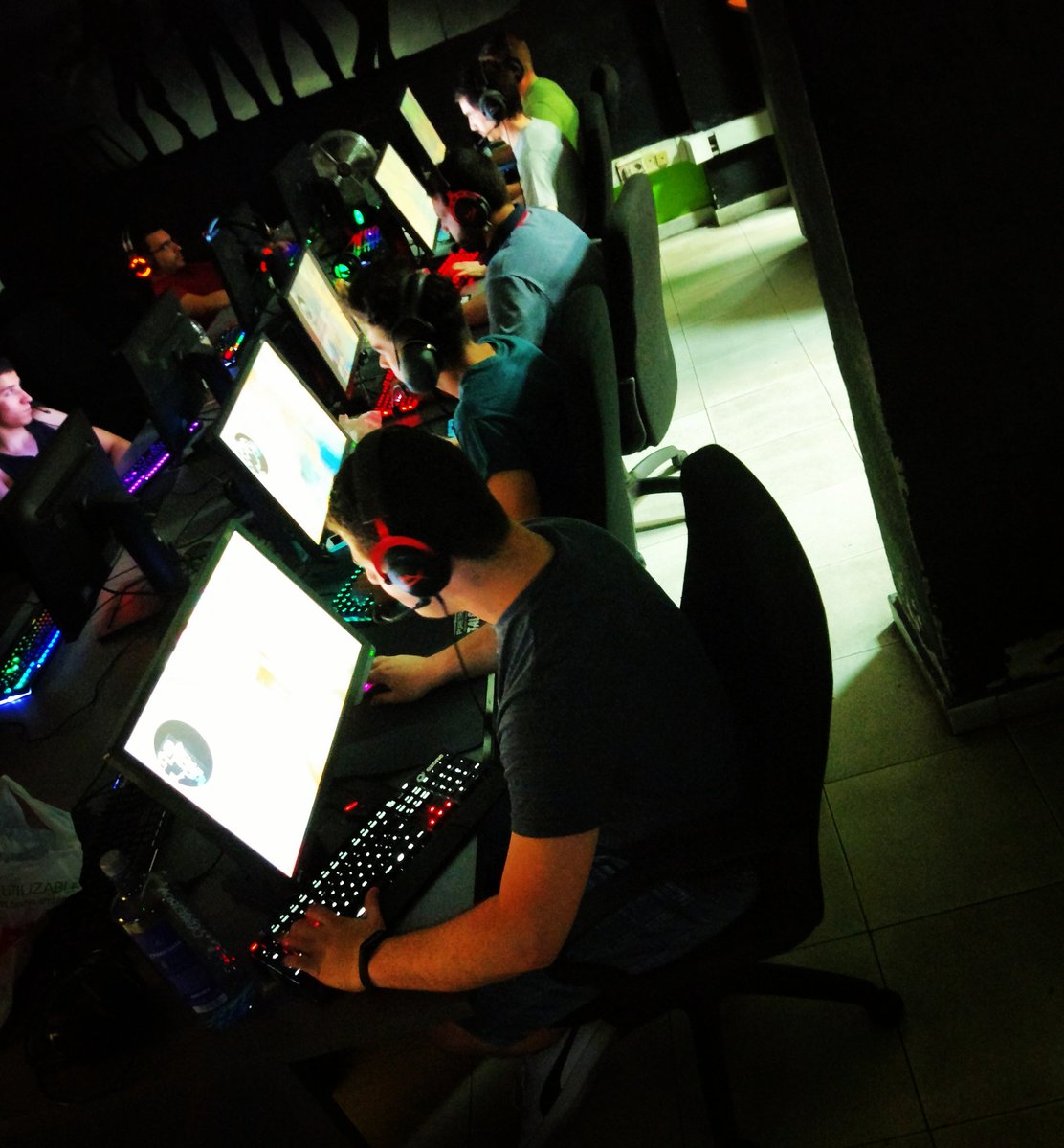 NextlevelZgz's tweet photo. Aquí tenéis a @denisDMZ @ChasHu135 @WOWERCSGO @javhaxinho @hector_csgo entrenando duro #tnl #csgo https://t.co/cLn3qVdjUO