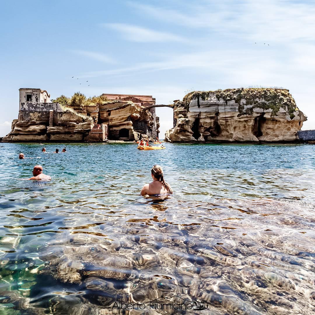 Napoli Da Vivere A Twitteren Le 8 Spiagge Piu Belle Di Napoli T Co Gfbzh6fsj2