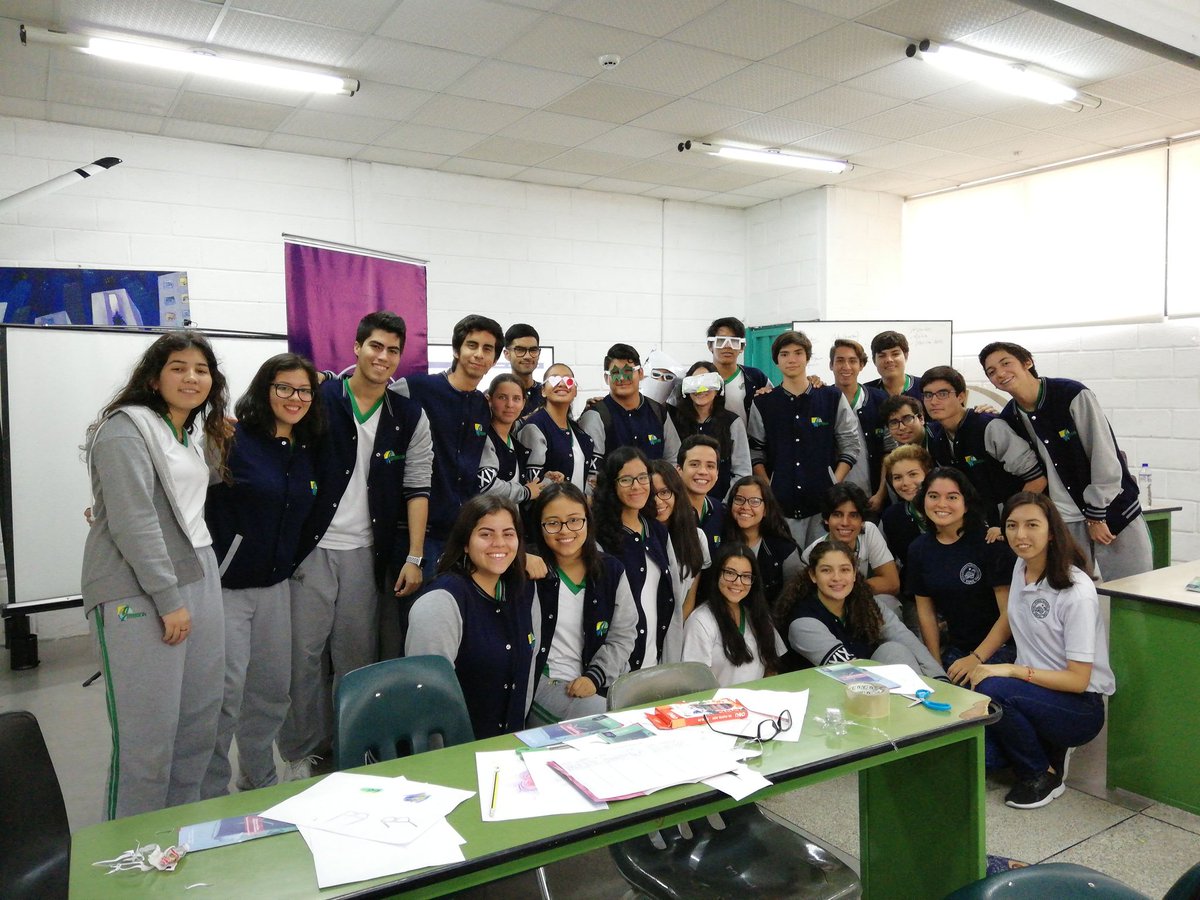StefaEli's tweet image. Así han sido las últimas semanas, visitando los colegios para difundir las carreras de #EDCOM #ESPOL #yosoyespol @cparedesverduga