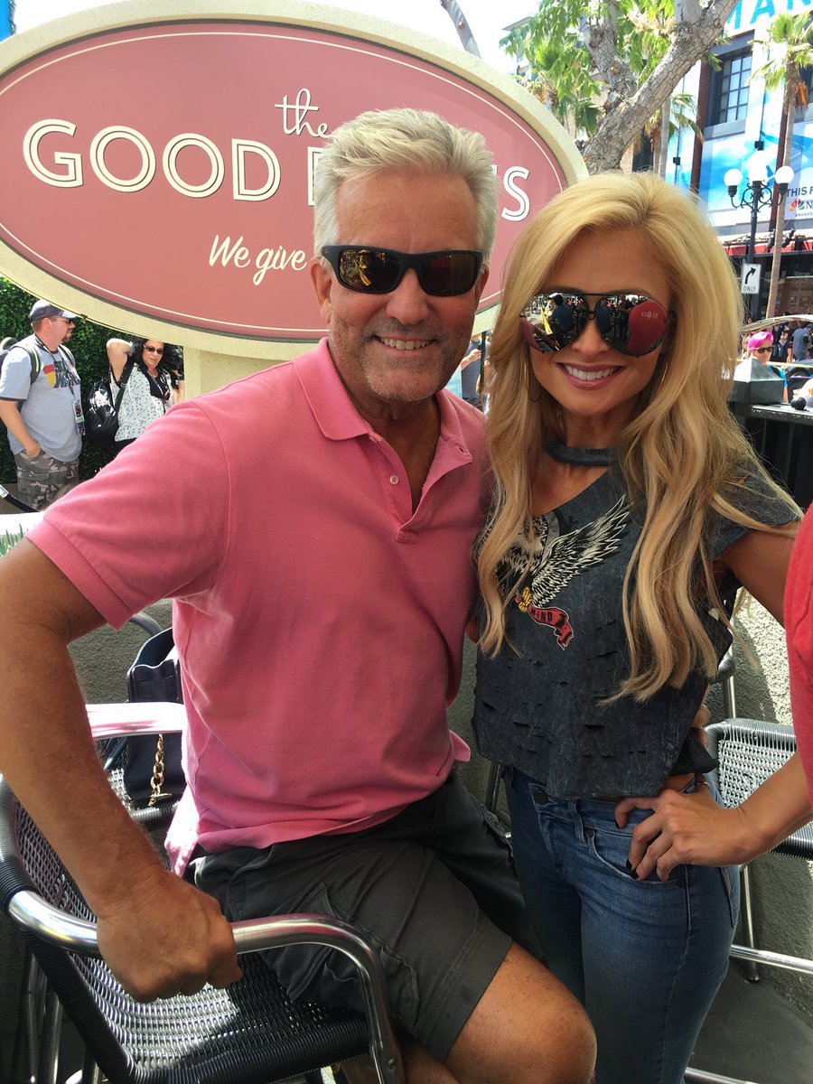 LisaRemillard's tweet photo. You never know who you’ll run into at @Comic_Con!!!!! @DavidDavisHD and @StaciOrtizDavis always bring the party. 🎉🎊🎈🍸 https://t.co/ZMzwlnj8zH