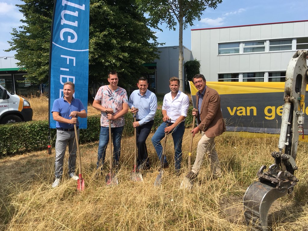 De eerste schep in de grond op het bedrijventerrein Engelenburg in Twello #glasvezel 

bluefiber.nl/blog/de-eerste…