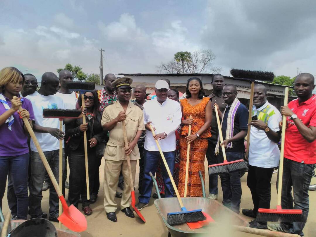 yaomoisekatumbi's tweet photo. Ce matin, avec la plateforme @mediaforchange3 nous avons lancé une opération de salubrité baptisée #BalaieTaCité dans la commune de #Tiassale. Ce fut une belle activité écocitoyenne #Civ225 #Team225 #GreenGardenIndustry https://t.co/uE2RELSPCk