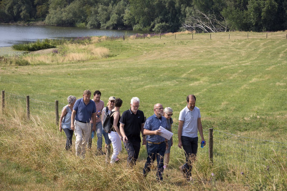 HenriSwinkels's tweet photo. https://t.co/3nTUJSe5TP : verslag van de veertiende etappe van #henriwandeltdelinie. Met Ans Jager, Noud Bongers en @PeterKetelaars1.  Door @gemeenteoss, van #maren-Kessel naar #lithoijen. Prachtige wandeling. Met foto van @MarcBolsius. @ZWLBrabant @BRBNTS_ERFGOED @Brabant https://t.co/7cD4BzLEMF