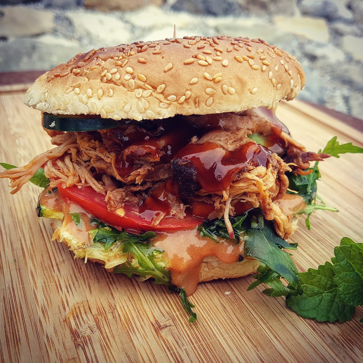 SixtBBQ's tweet photo. Zwischendurch mal schnell ein paar #PulledPorkBuger 🤠👍🏻 #Burgerbun #notselfmade 😬
.
.
#Sixtbbq #Räucherchips #PulledPork #Burger #foods #foodstagram #yummi https://t.co/8wvGTlOMxw