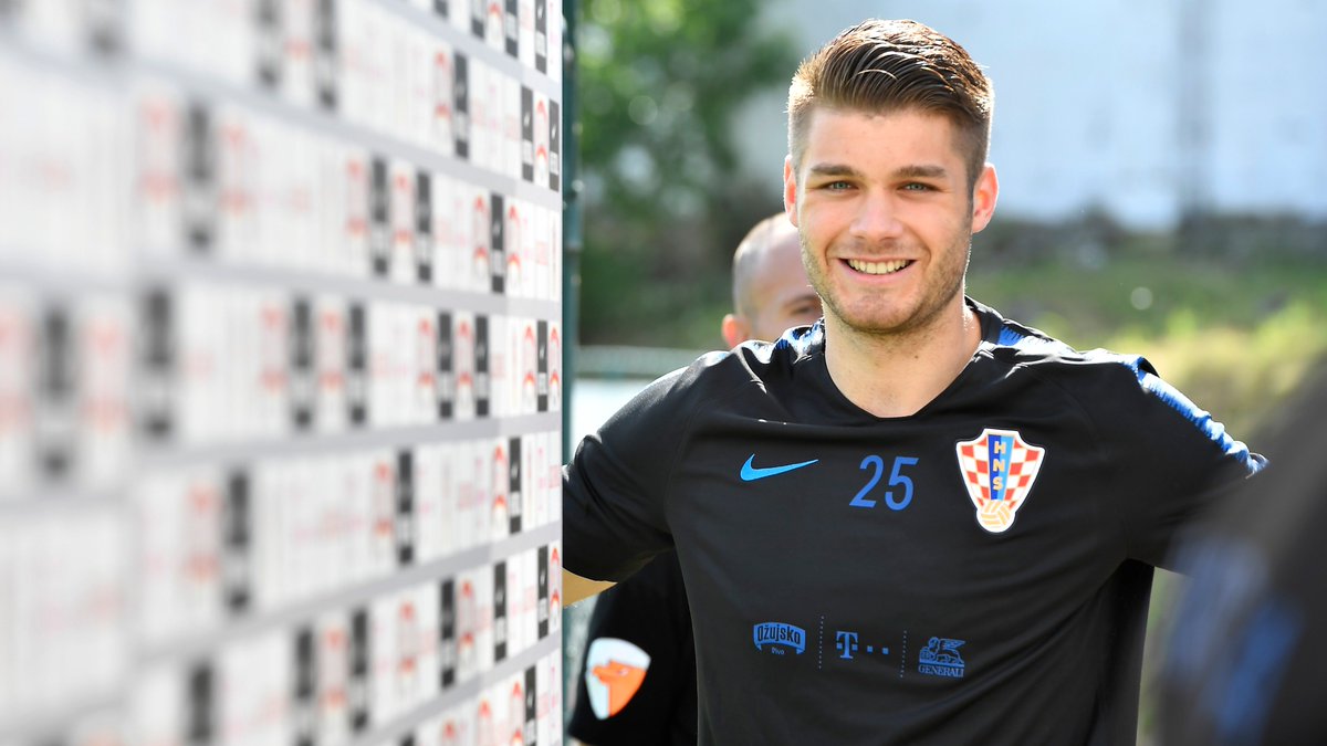 HNS_CFF's tweet photo. 🇭🇷 Good luck and a lot of success to Duje Ćaleta-Car as he signs for former European champions, @OM_Officiel! 👍
#BeProud #Croatia #Family #Vatreni🔥 https://t.co/TOLFuJTHzy