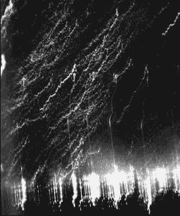 【中古】 焼夷弾の雨が降った夜 写真のノイズでも花火大会でもありません。1945年3月の大阪大空襲の