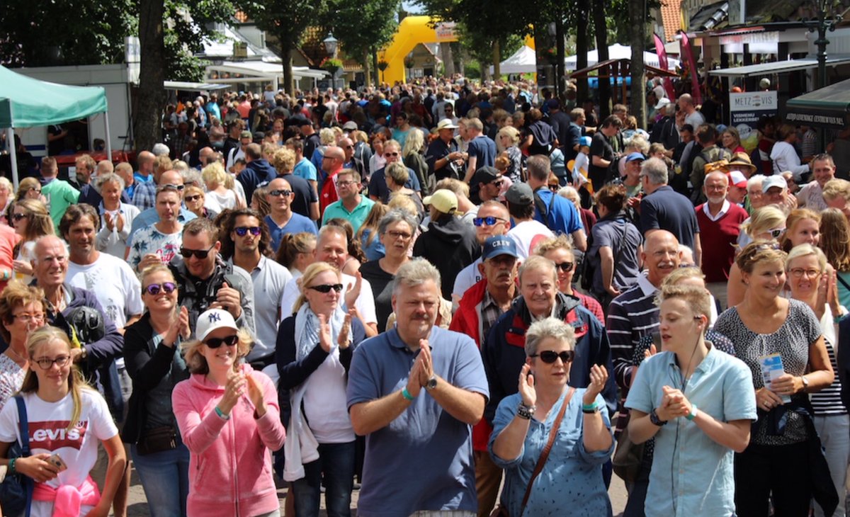 zomertoer's tweet photo. Vrijdag 3 augustus vanaf 12.00 uur zal RadioNL live uitzenden vanaf het @Roggefeest op het Waddeneiland #Ameland. “Topvermaak voor jong en oud met het straatfestival en live optredens vanaf het RadioNL podium bij restaurant Binnen in het bruisende hart van Nes. https://t.co/faURDuaEF9