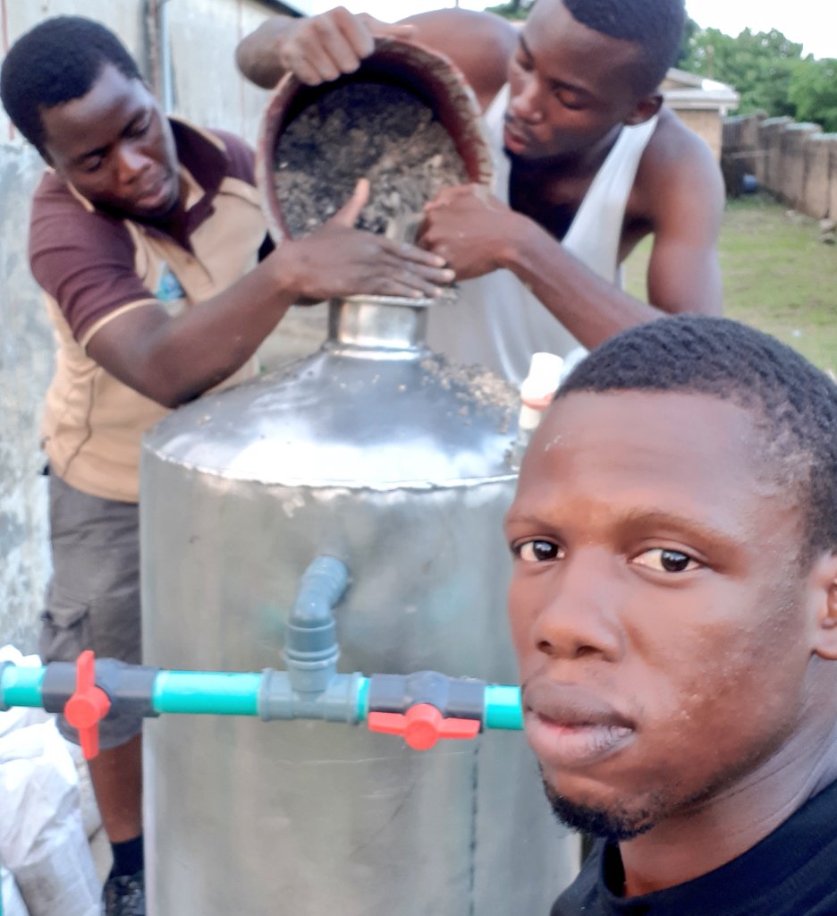 simiadeodun's tweet photo. To the lazy Nigerian youths:
You call this a dirty job because you're a graduate (ordinary https://t.co/2nVsbFvEtF), yet you roll day &amp; night on your jobless bed.
If you can beg for money from those that does this...you're corrupt, stingy &amp; evil!

Anyhow you can, go &amp; #Hustle https://t.co/ddMmRrB0s2