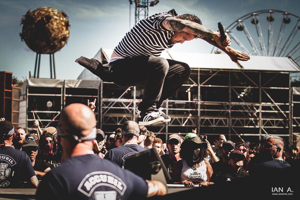 breedmachineoff's tweet photo. @hellfestopenair C'était INCROYABLE 🔥 📸:IAN.A #breedmachine #frenchmetal #metal #neodeathcore #deathcore #live #stage #tour #decepticons #tattoo #tatouage #ink #inked #fest #wayoflife #singer #crowd #picoftheday #light #bass #drum #guitar #dread #locks #HELLFEST https://t.co/KEb0Pco2dO