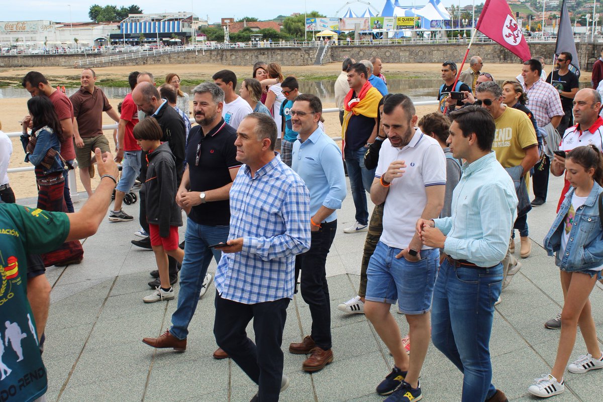 Cs_Asturias's tweet photo. 📷 Hoy estamos en Gijón apoyando a @jusapol y @jusapolasturias en su reivindicación por la equiparación salarial #21JXixón #EquiparacionYa https://t.co/863s0GrKcI