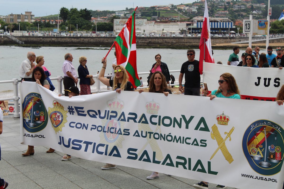 Cs_Asturias's tweet photo. 📷 Hoy estamos en Gijón apoyando a @jusapol y @jusapolasturias en su reivindicación por la equiparación salarial #21JXixón #EquiparacionYa https://t.co/863s0GrKcI